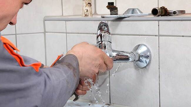 почему из двух кранов идет горячая вода