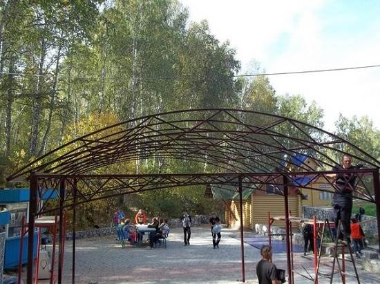 Возведение каркаса кровли навеса из металлической трубы