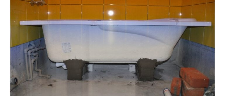 Акриловая ванна на кирпичных