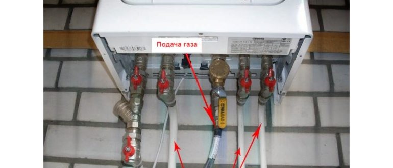 Газовый котел на кухне в шкафу