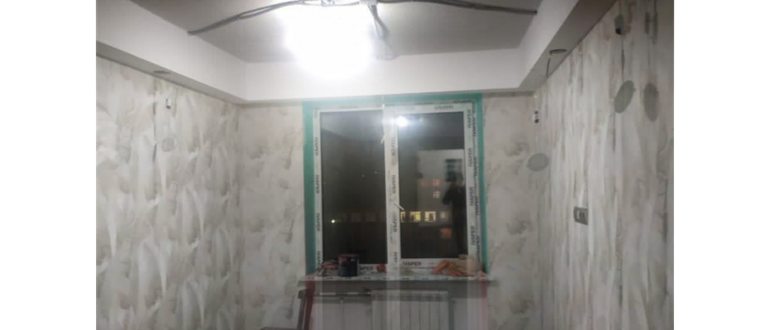 Светильник и потолок в ванной
