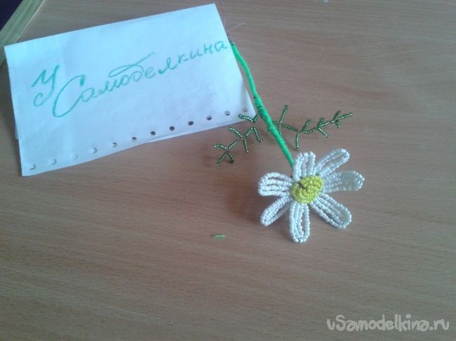 Ромашка из бисера своими руками
