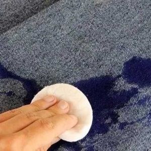 Как убрать следы от страз на одежде