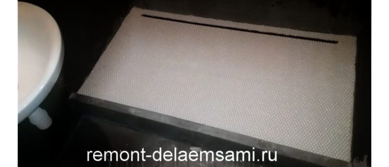 Укладка первой плитки на пол
